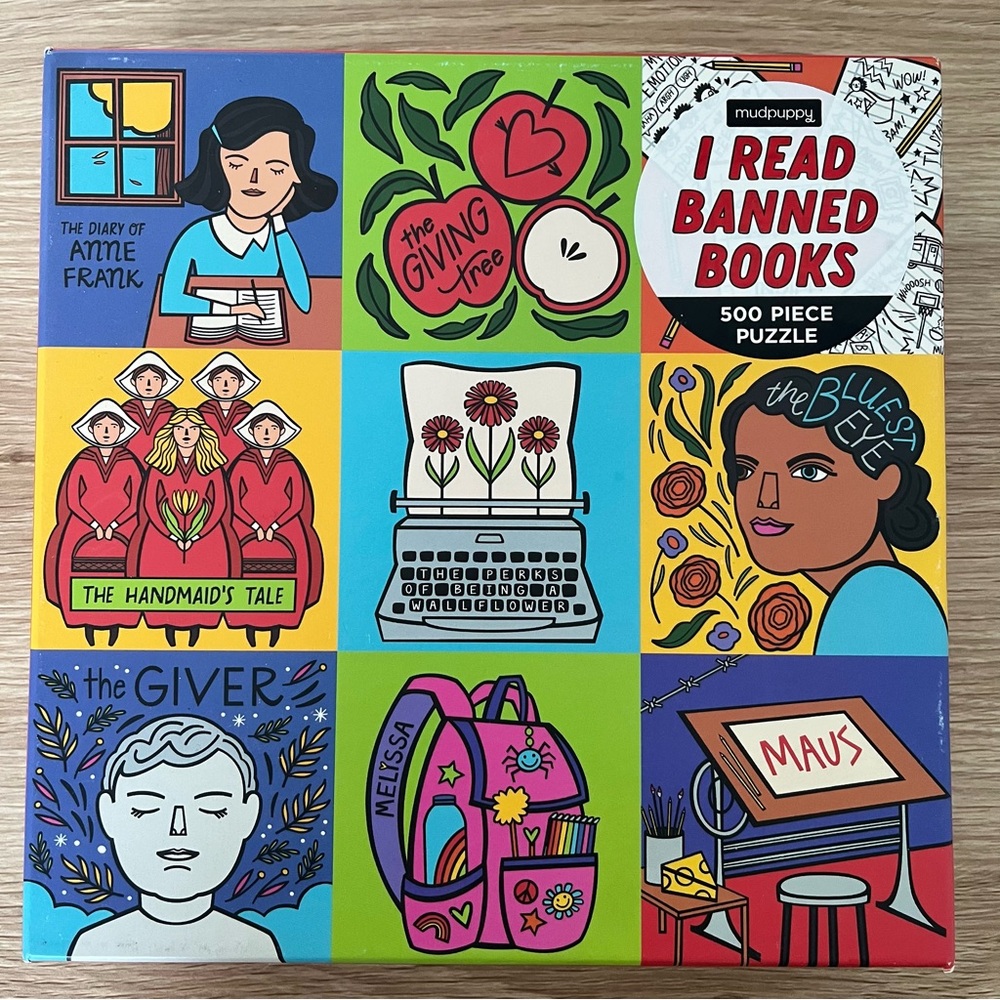 Mudpuppy puzzle “I Read Banned Books” 500 piece puzzle